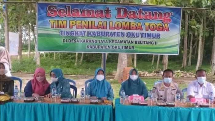 Camat dan Ketua TP PKK Kecamatan Belitang II Hadiri Lomba Pemanfaatan Toga