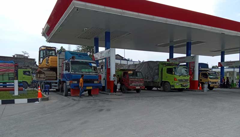 Distribusi BBM Jenis Solar Lambat, SPBU di Siantar Dipadati Kendaraan Alat Berat dan Angkot