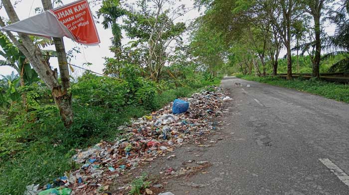 Duh, Sampah Masih Tampak Berserakan di Bahu Jalan Desa Kampung Tualang