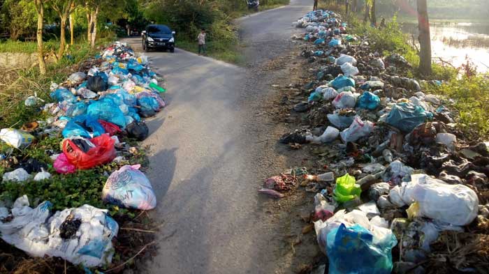 Ganggu Kenyamanan, Sampah Menumpuk di Jalan Menuju Kantor Urusan Agama Langsa Lama
