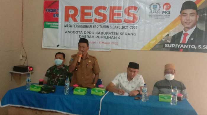 Monitoring Reses Dewan di Desa Batukuda, Babinsa Koramil 2306/Mancak Imbau Soal Prokes