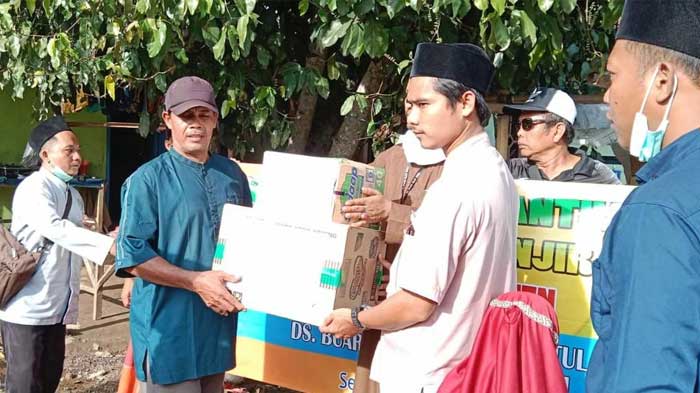 Peduli Korban Banjir, Ponpes Salafiyah Harokatul Yamanie Sukadiri Salurkan Bantuan di Serang Banten