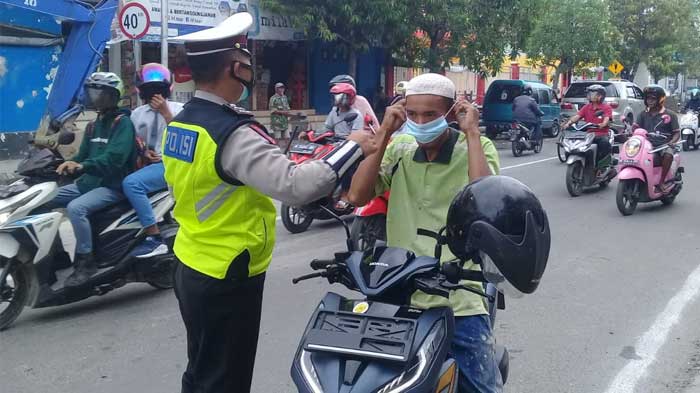 Polres Sampang Bagikan Masker dan Sampaikan Imbauan Prokes