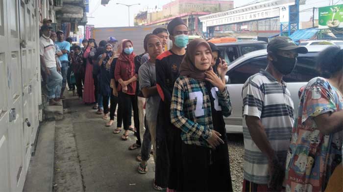 Ratusan Warga Antri Minyak Goreng Subsidi di Pasar Pandeglang