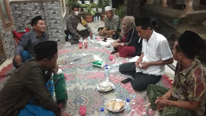 Saat Pemadaman Lampu, Bhabinkamtibmas dan Kades Apa An Giat Beri Imbauan
