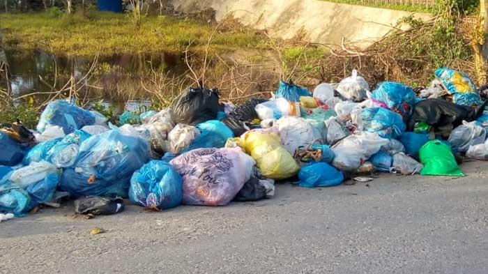 Sampah Menumpuk di Jalan Menuju KUA Langsa Lama Bukan Masuk Wilayah Gampong Baroe