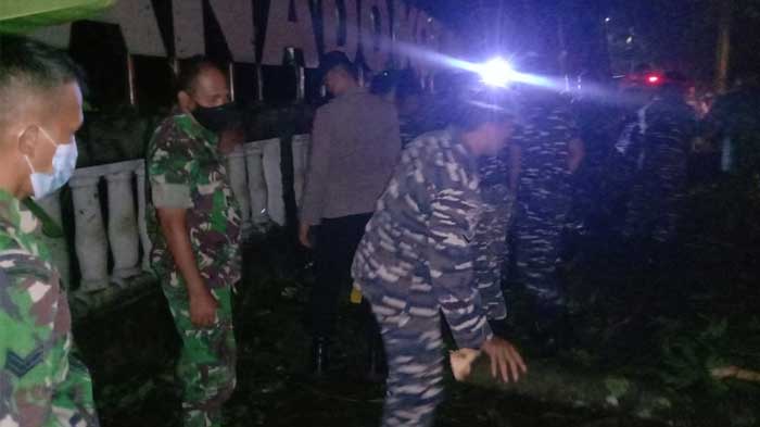 TNI AL Terjunkan Tim Siaga Bencana Atasi Longsor Di Ruas Jalan Yos Sudarso Paal Dua