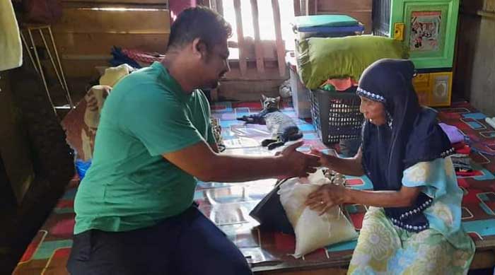 Tiga Warga Kurang Mampu dapat Bantuan dari Agus Mandor