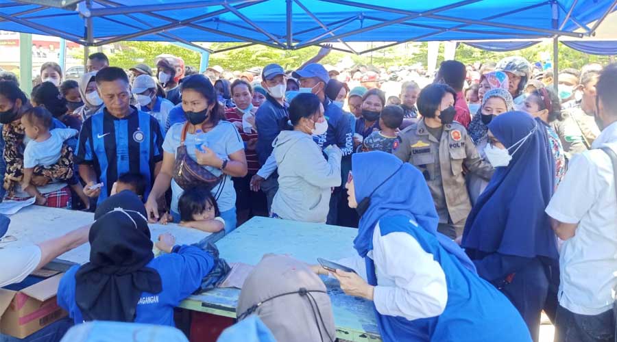 Warga Saling Dorong dalam Barisan Pembagian Sembako Murah Batam Kota