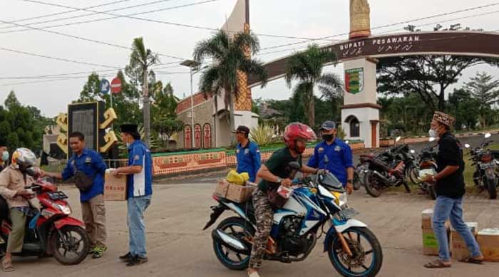 AWPI Pesawaran Berbagi Takjil ke Pengguna Jalan
