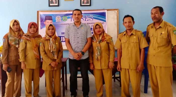 Ibnu Saud Kadim Berikan Bantuan Kursi untuk SDN 13 Halbar