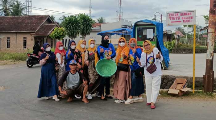 Ketua Srikandi Dermawan Bersama Anggotanya Berbagi Puluhan Takjil Kepada Masyarakat