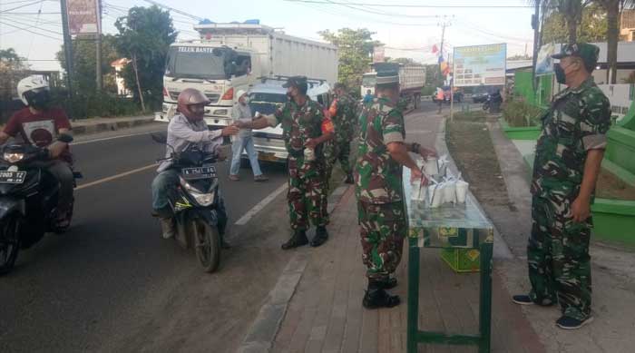 koramil 2304/anyer bagikan takjil ramadhan