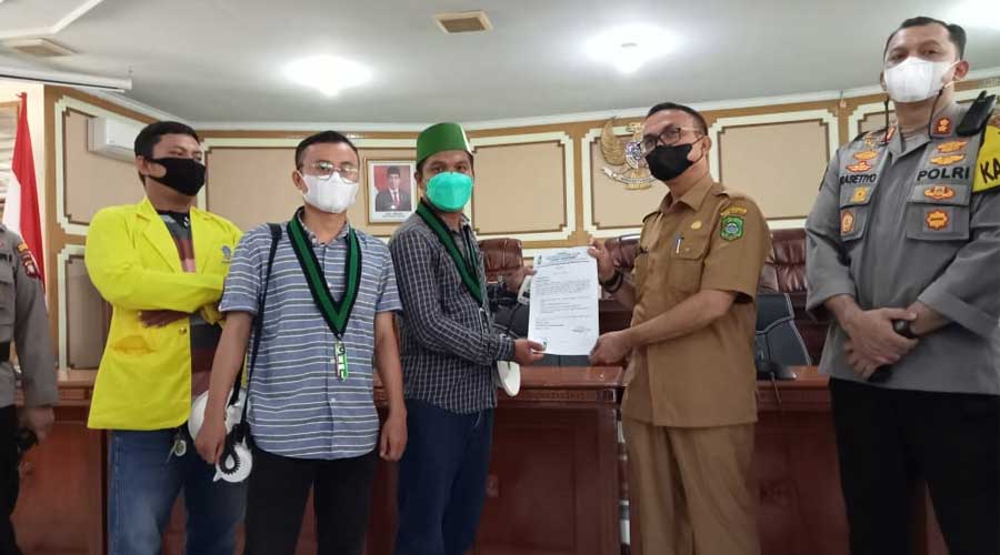 Mahasiswa Unjuk Rasa Ke DPRD Kota Singkawang