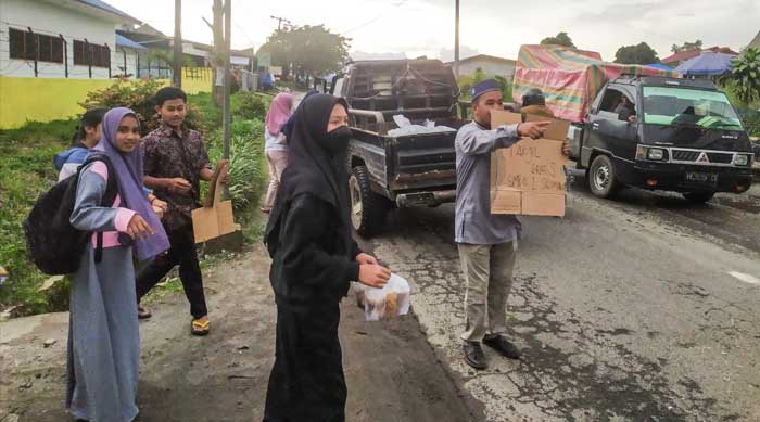 Pelajar SMPN 1 Silimakuta Berbagi Takjil Gratis di Jalanan
