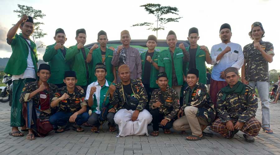 gp ansor dan plt camat mancak gelar aksi sosial