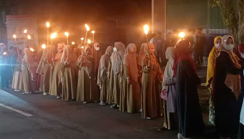 Sambut Ramadhan 1443 H, Warga Senduro Pawai Obor Hingga Pura Mandara Giri