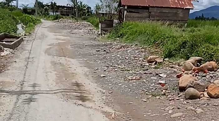 Ganggu Pengguna Jalan, Warga Keluhkan Sisa Material Bangunan di Bahu Jalan