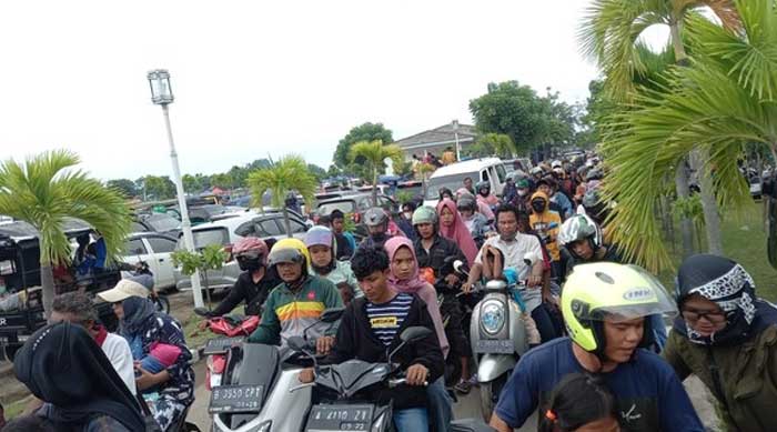 Wisatawan Padati Pantai Tajung Pasir