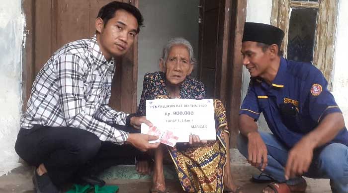 Pemdes Talaga Kecamatan Mancak Salurkan BLT DD