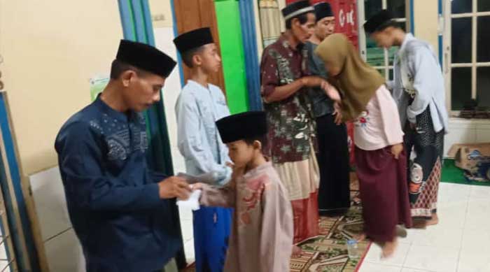 Ketua RT dan DKM Jami Al Barokah Adakan Hotmil Qur'an dan Santunan Anak Yatim 1 Ketua RT dan DKM Jami Al Barokah Adakan Hotmil Qur'an dan Santunan Anak Yatim