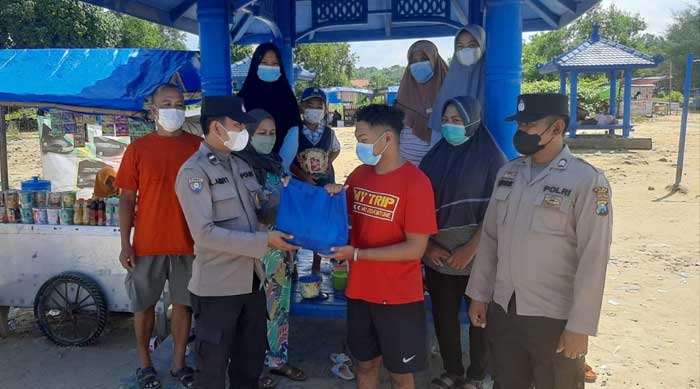 Wisatawan Pantai Camplong Dapat Doorprize dari Polres Sampang