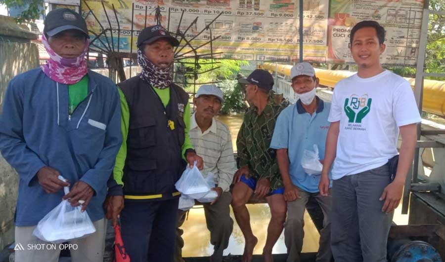 Aksi Perdana Relawan Jumat Berkah Salurkan 125 Nasi Bungkus di Tiga Lokasi