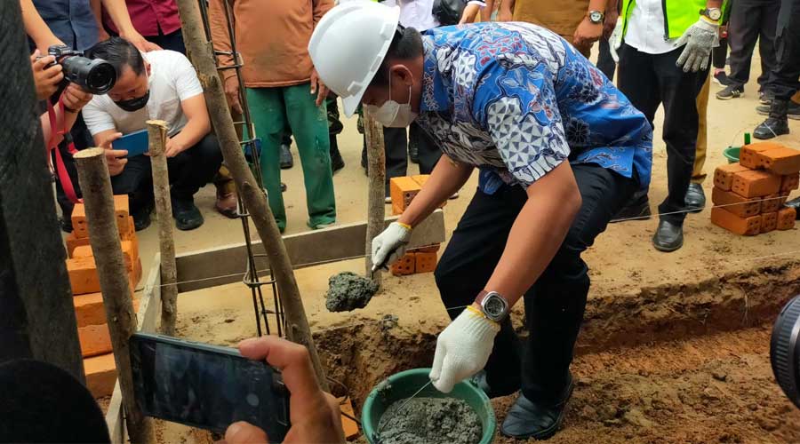Bupati OKU Timur Hadiri Launching Peletakan Batu Pertama Bedah Rumah Program BSPS Tahun 2022