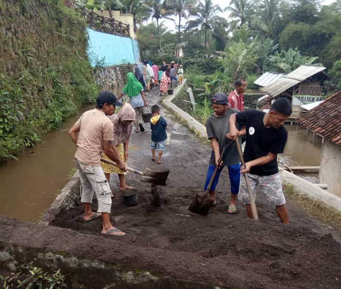 Relawan Baret Tasikmalaya Perbaiki Jalan Rusak