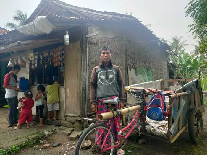 Seorang Pemulung di Pakuhaji