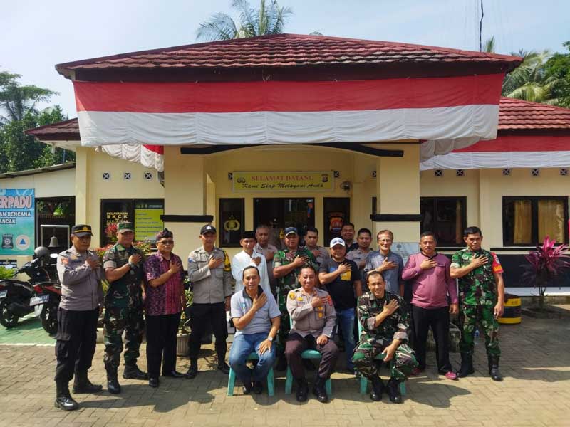 HUT Bhayangkara Ke-76, Danramil 2306/Mancak Bersama Camat Geruduk Polsek Mancak