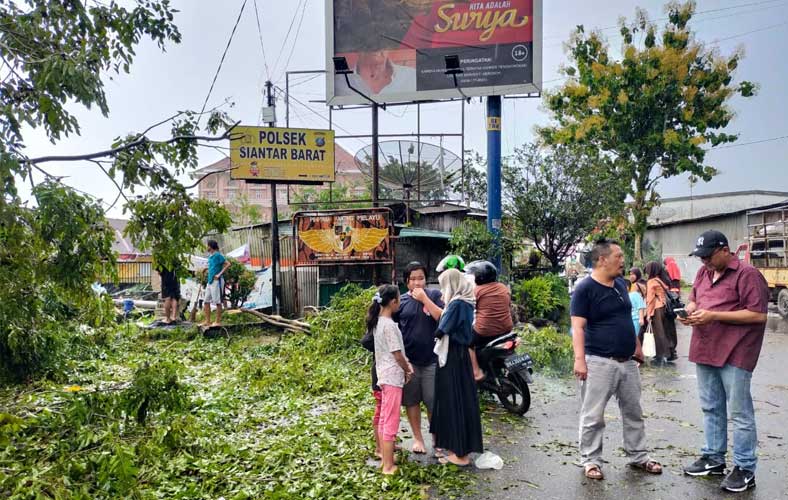 Hujan Disertai Angin Puting Beliung Hantam Kota Pematangsiantar