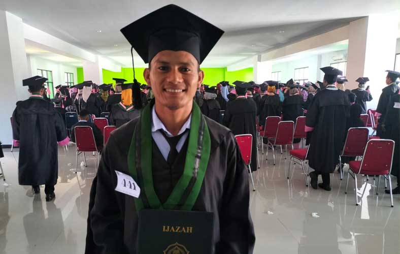 Mahasiswa IAIN Ternate Berbagi Kisah Wisuda Tanpa Kehadiran Orang Tua