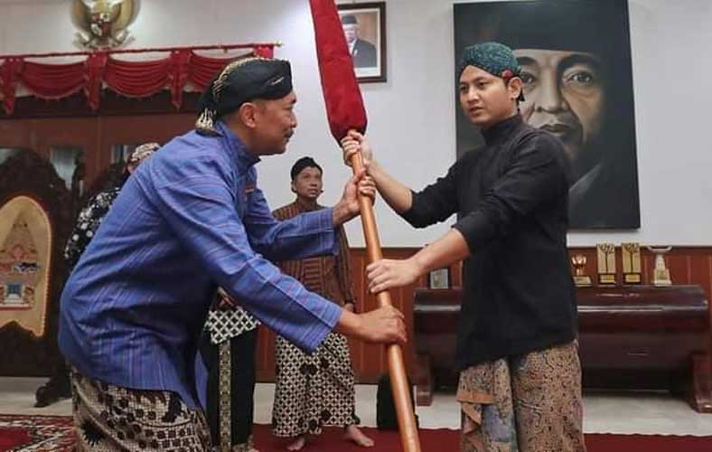 Menghadapi Prosesi Hari Jadi Trenggalek, Pusaka Kebesaran Dibersihkan