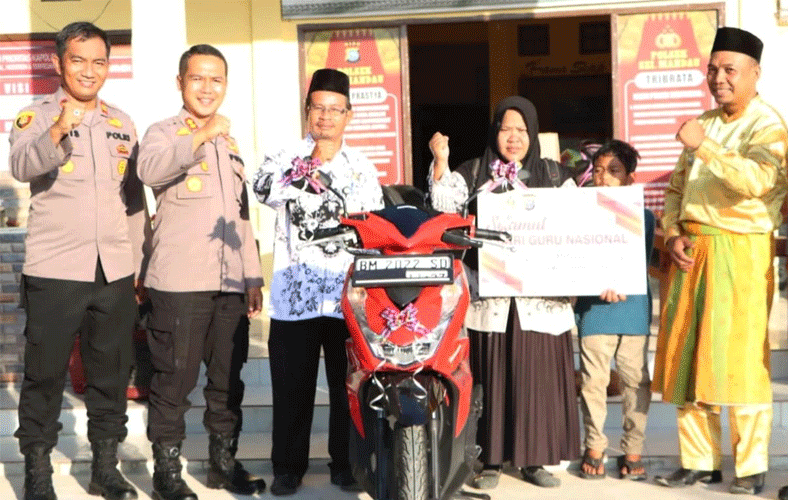 Berkah Dihari Guru, Kapolres Siak Wujudkan Mimpi Suryati Miliki Sepeda Motor Baru
