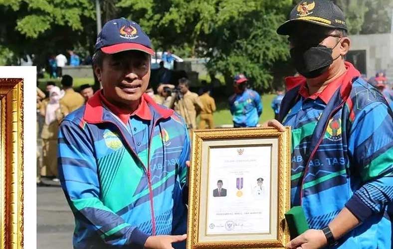 Bupati Tasikmalaya Terima Penghargaan Desa Berkembang, Maju dan Mandiri