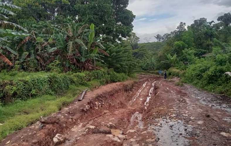 Warga Resah Jalan Provinsi di Reok Barat Rusak Parah