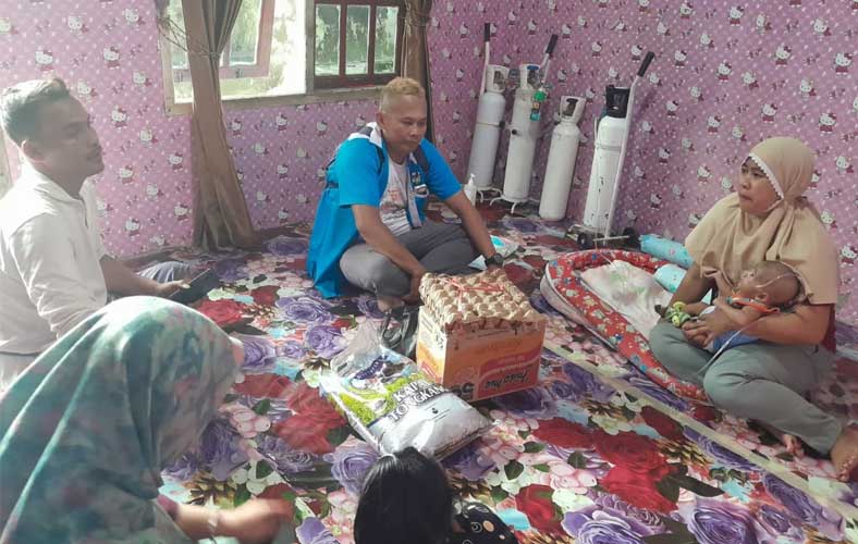 Jenguk Warga Sakit, Ketua KNPI DPD II Kabupaten Siak Berharap Sulthan Sayyaf Arshaq Cepat Sembuh