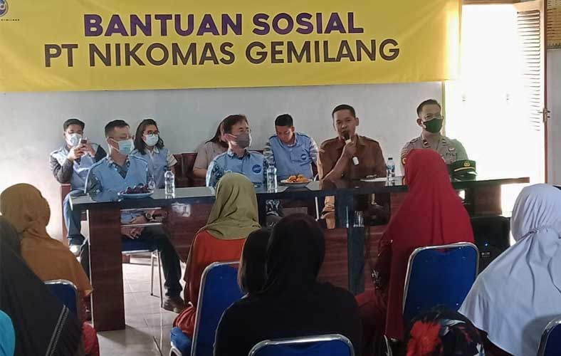 Peduli Masyarakat Sekitar, PT Nikomas Gemilang Bagikan Paket Sembako Gratis di Desa Tambak