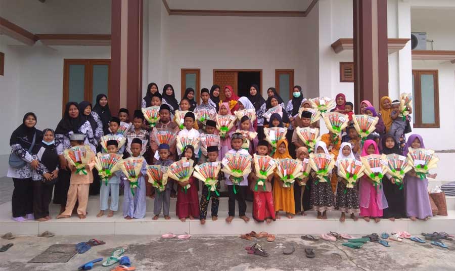 Penguyuban TK PGRI Kecamatan Ketapang Santuni Puluhan Anak Yatim