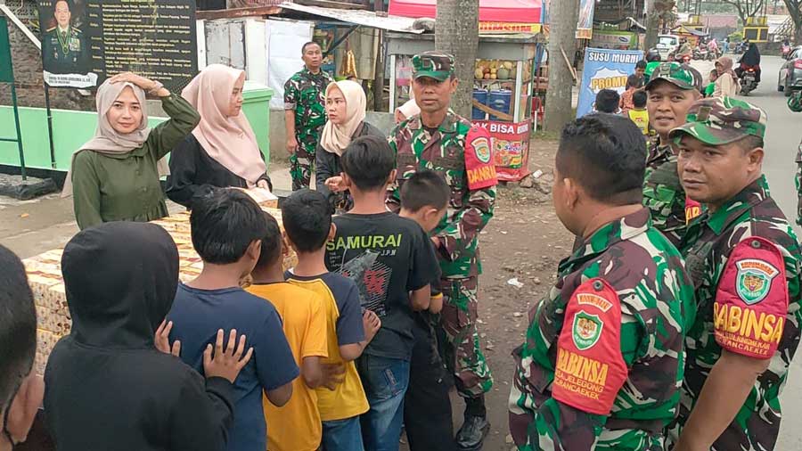 Danramil 2401/Rancaekek Bagikan Ratusan Takjil Kepada Warga