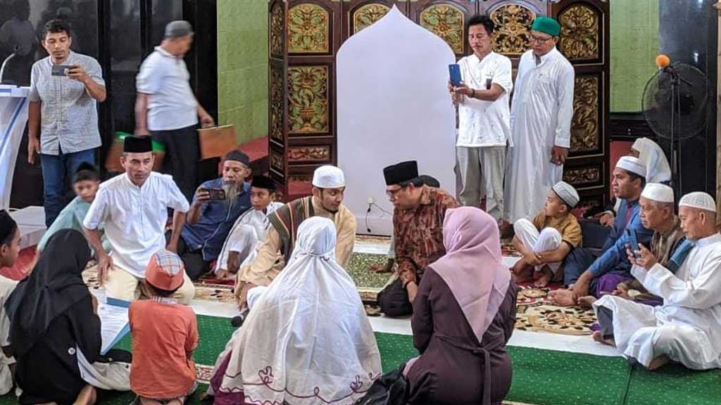Ibu dan 4 Anaknya Syahadat di Mesjid Raya Al Munawar Ternate