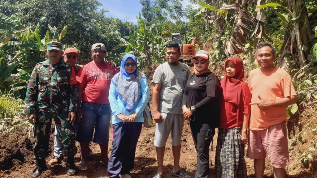 Pemerintah Kelurahan dan Masyarakat Akehuda Bersihkan TPU