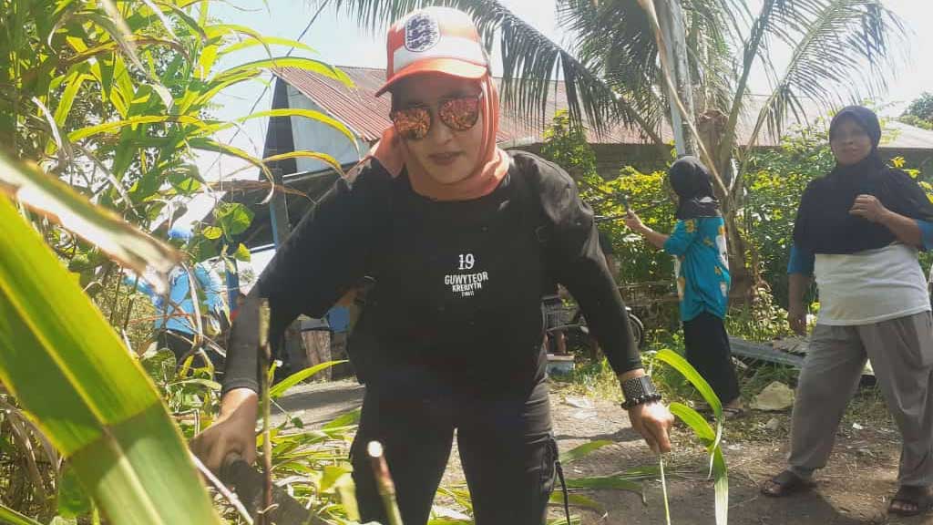 Masa Allah, Aminah Djailani Datangkan Excavator Untuk Bersihkan TPU Baru di Kelurahan Akehuda