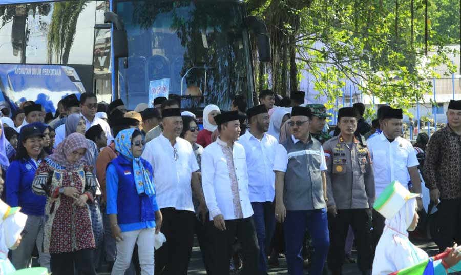 Pemkab Halbar Gelar Pawai Ta'aruf dan Bagikan Sembako