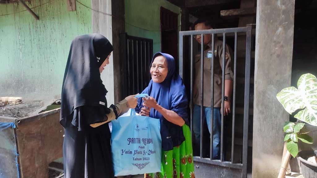 Peringatan Berdirinya Wisata Pantai Kelapa Tuban, Manajemen Bagikan Bantuan Sosial