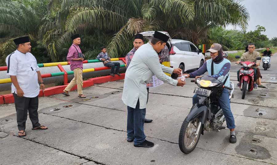 Penghulu Pinang Sebatang Tetap Semangat Bagikan Takjil Gratis pada Pengguna Jalan