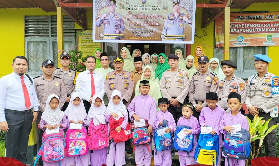 Anak Yatim di SD 001 Tegaraja Terima Santunan Dari Kapolsek Kateman