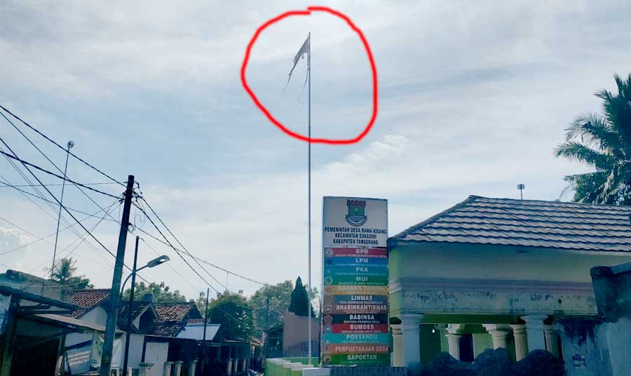 Bendera Compang-Camping Berkibar di Kantor Desa Rawa Kidang Sukadiri