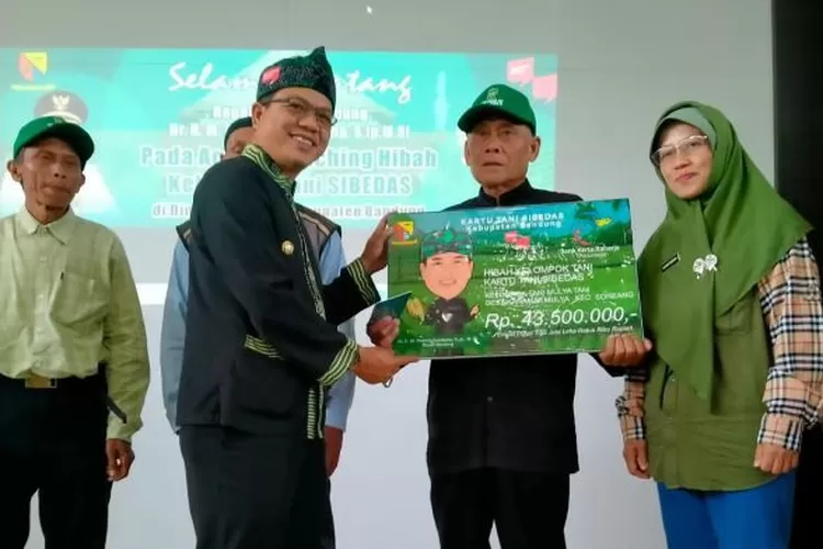 Bupati Bandung Salurkan Bantuan Hibah